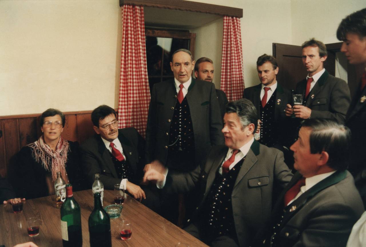 Alfred Kavalar, Altherrentisch, Anprosten, Erntedank, Feier, Fest, Franz Jakl jun., Hildegard Gfrerer, Hubert Warmuth, Karl Gfrerer, Kärntner Anzug, Männergesangsverein, Mesnerhaus, MGV, Norbert Mirnig, Reinhard Steinacher, Singen, Tiffen, Walter Dulle, Willi Wieser, Zusammensitzen