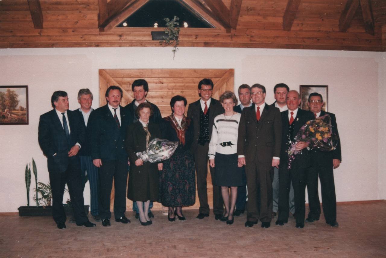 Andreas Trattler, Blumenstrauß, Bühne, DG, Dorfgemeinschaft, Ehrung, Erika Ritscher, Ernst Oberortner, Franz Fister, Frau Pertl, Gasthof Gfrerer-Lipp, Gruppenfoto, Helmuth Treffner, Heribert Liendl sen., Hermann Wadl, Miteinander, Monika Schmon, Nadling, Siegfried Tröbacher, Tiffen, Urkunde, Vereine, Vorstand Dorfgemeinschaft, Wolfgang Rachoy