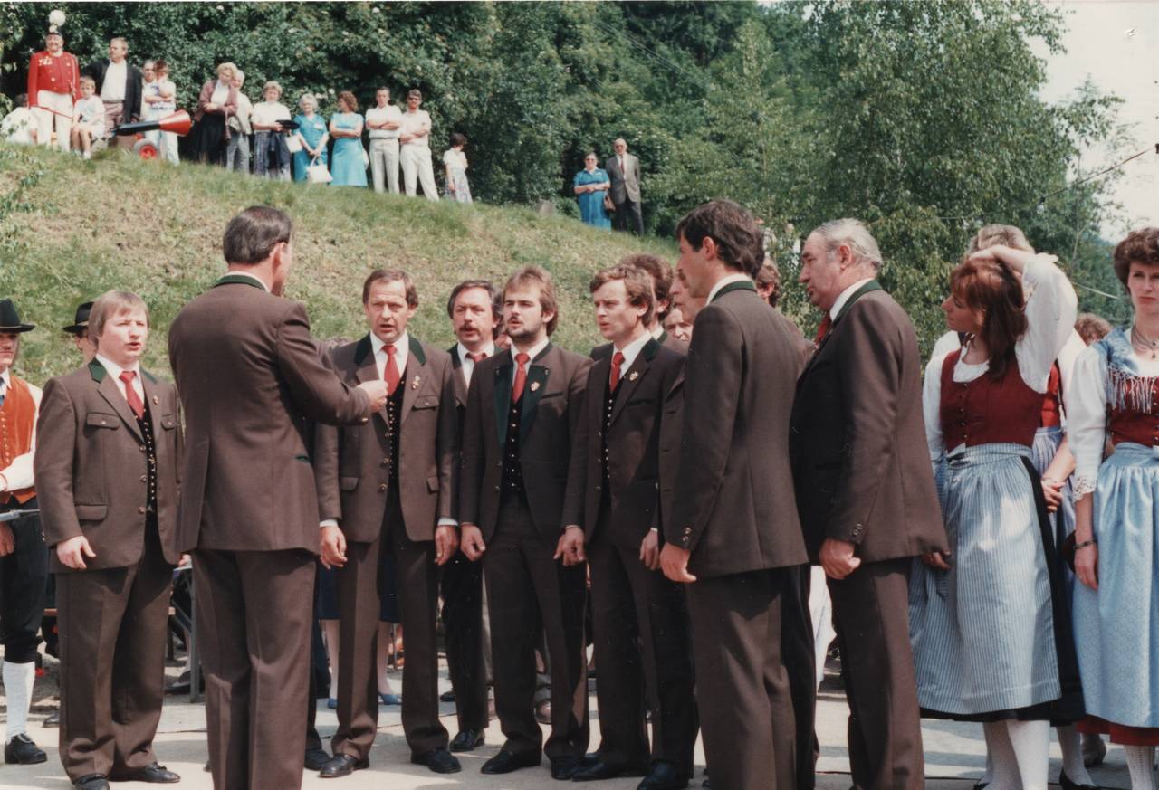 Ernst Oberortner, Feier, Franz Jakl jun., Frau, Karl Gfrerer, Karl Gfrerer jun., Mann, Männergesangsverein, MGV, Otto Kapellari, Robert Huber, Singen, Tiffen, Tracht, Veranstaltung, Verein