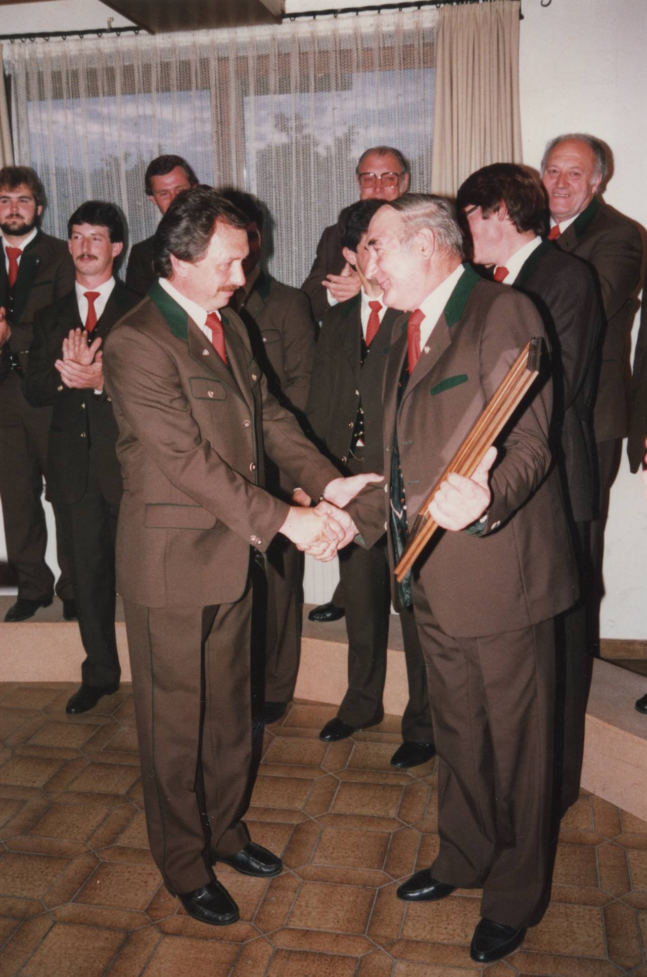 Ernst Oberortner, Handschütteln, Karl Gfrerer, Mann, Männergesangsverein, Nadling, Sänger, Tiffen, Tracht