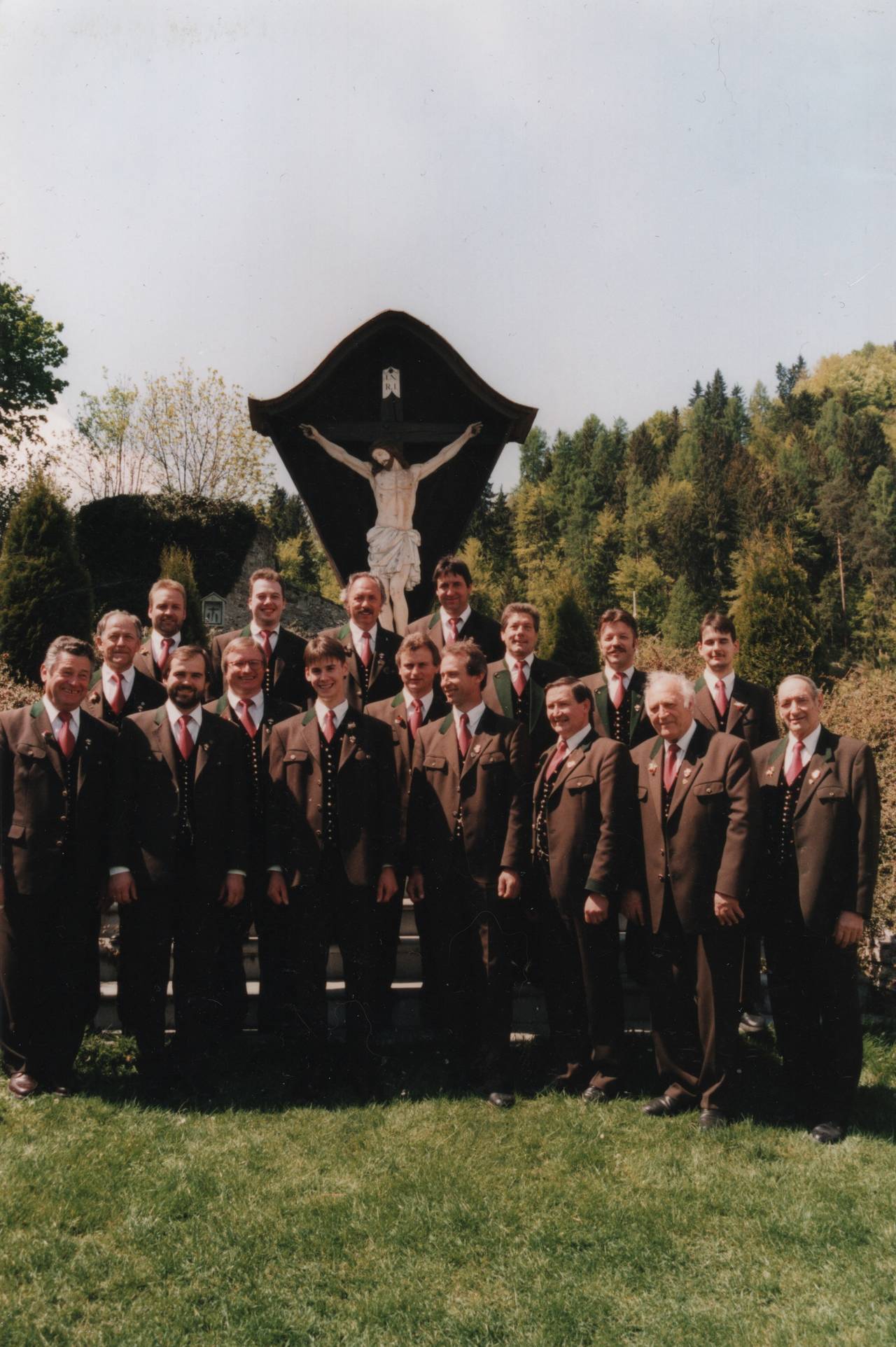 Alfred Kavalar, Ernst Oberortner, Franz Jakl, Hubert Warmuth, Karl Gfrerer, Kärntner Anzug, Mann, Otto Kapellari, Robert Huber, Sänger, Thomas Huber, Tiffen, Tracht, Walter Rossmann, Wiese