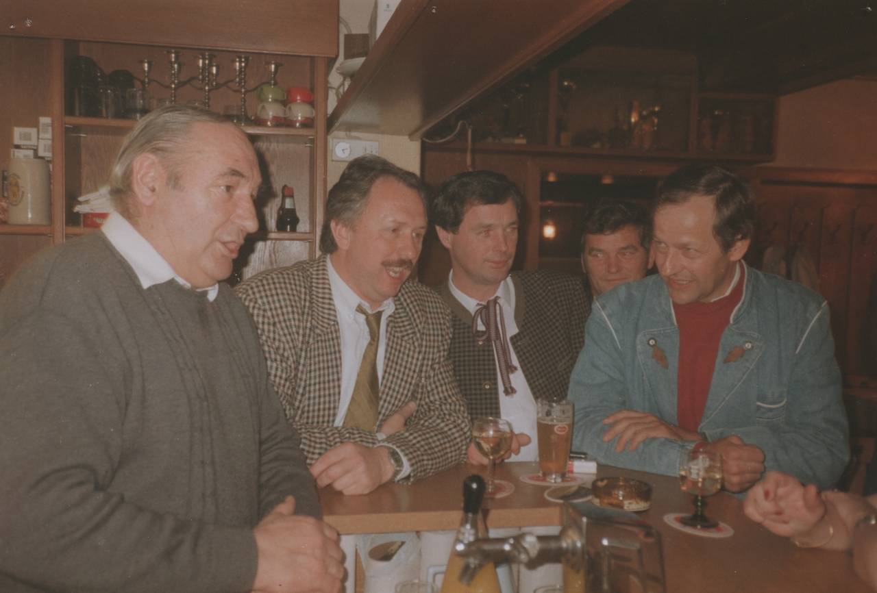 Bier, Ernst Oberortner, Erwin Trampitsch, Helmut Trampitsch, Karl Gfrerer, Mann, Nadling, Otto Kapellari, Singen, Theke, Tiffen, Wein