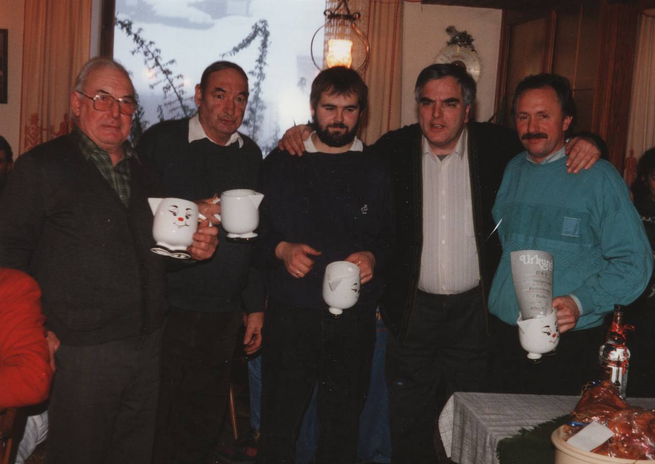 Dorfgemeinschaft, Eisstockturnier, Ernst Oberortner, Gasthof Gfrerer-Lipp, Johann Gfrerer, Karl Gfrerer, Karl Gfrerer jun., Mann, Männergesangsverein, Nadling, Preis, Siegerehrung, Tiffen