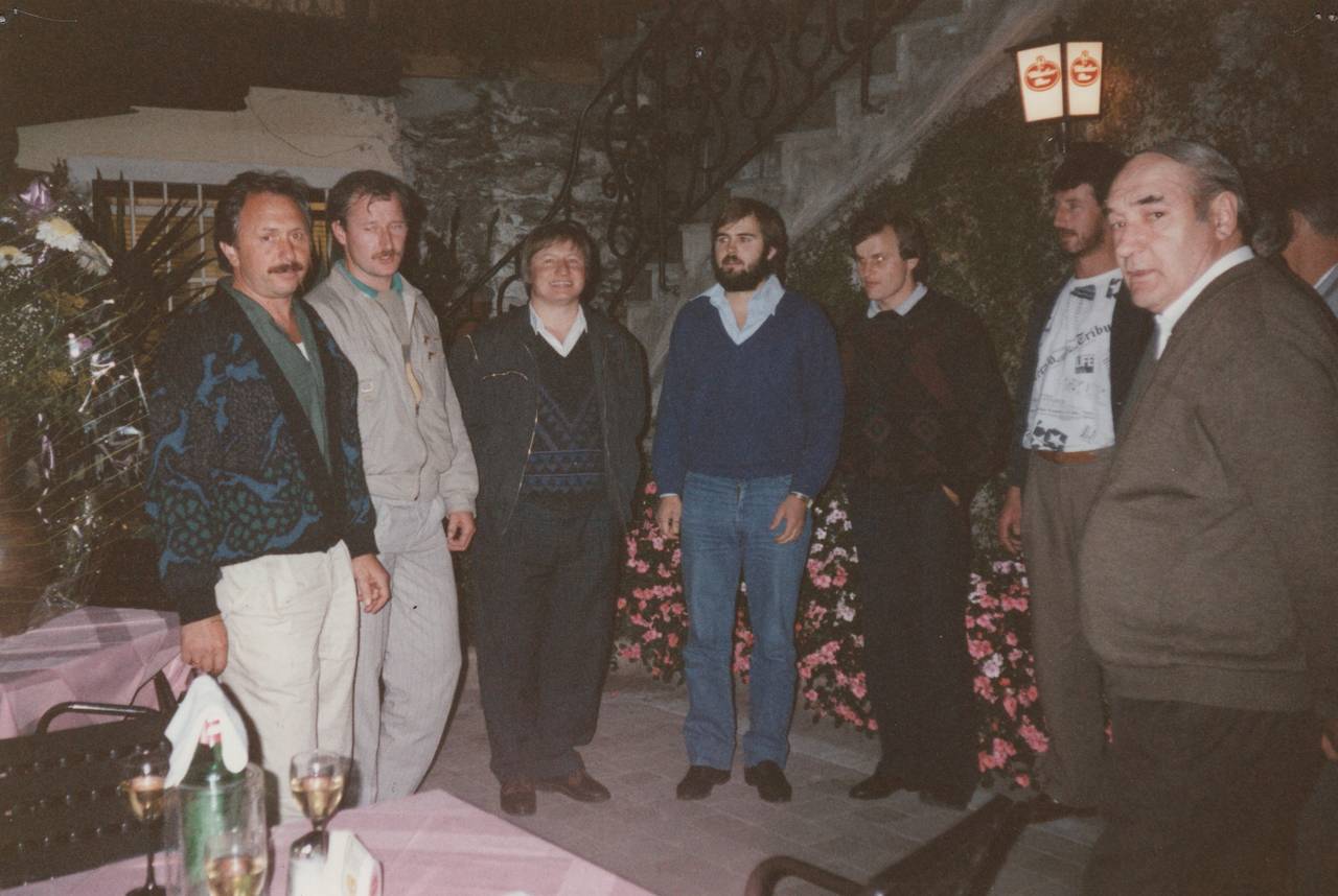 Ernst Oberortner, Franz Jakl jun., Gasthaus, Gasthaus Kreuzwirt, Karl Gfrerer, Karl Gfrerer jun., Mann, Männergesangsverein, Robert Huber, Singen, Steindorf, Tiffen, Wein