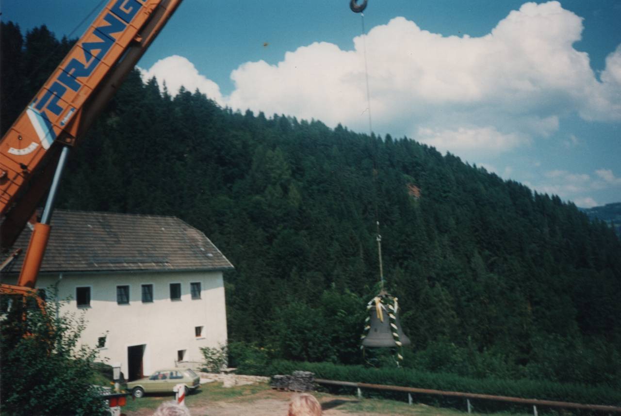 Glocke, Himmel, Kirche, Kran, Mesnerhaus, Pfarrkirche, Tiffen, Wolke