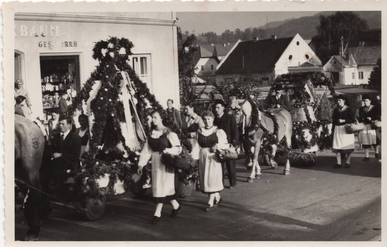 Frau, Glocke, Kutsche, Mann, Pferd, Schmuck, Tiffen, Tracht