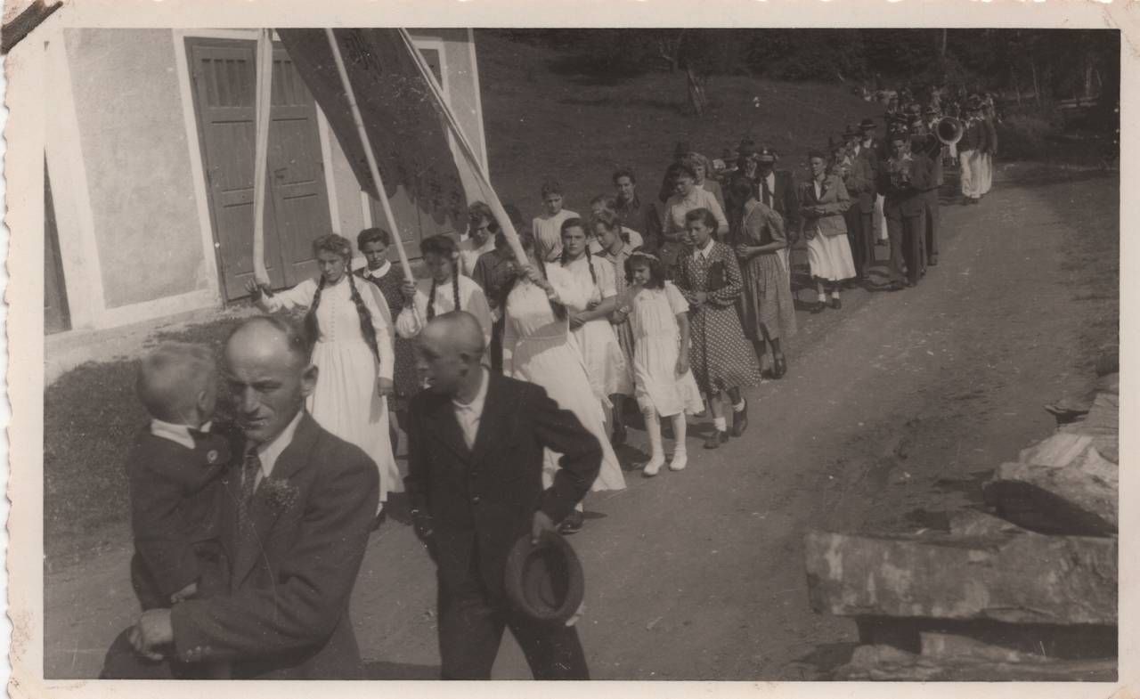 Fahne, Feuerwehrhaus, Frau, Kind, Mann, Pfarre, Prozession, Rüsthaus, Tiffen