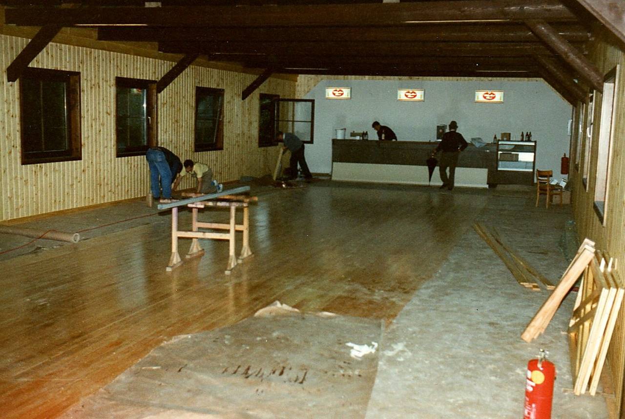 Boden, Dachbalken, Dorfgemeinschaftshaus, Faleschini Säge, Fenster, Holz, Saal, Theke, Tiffen