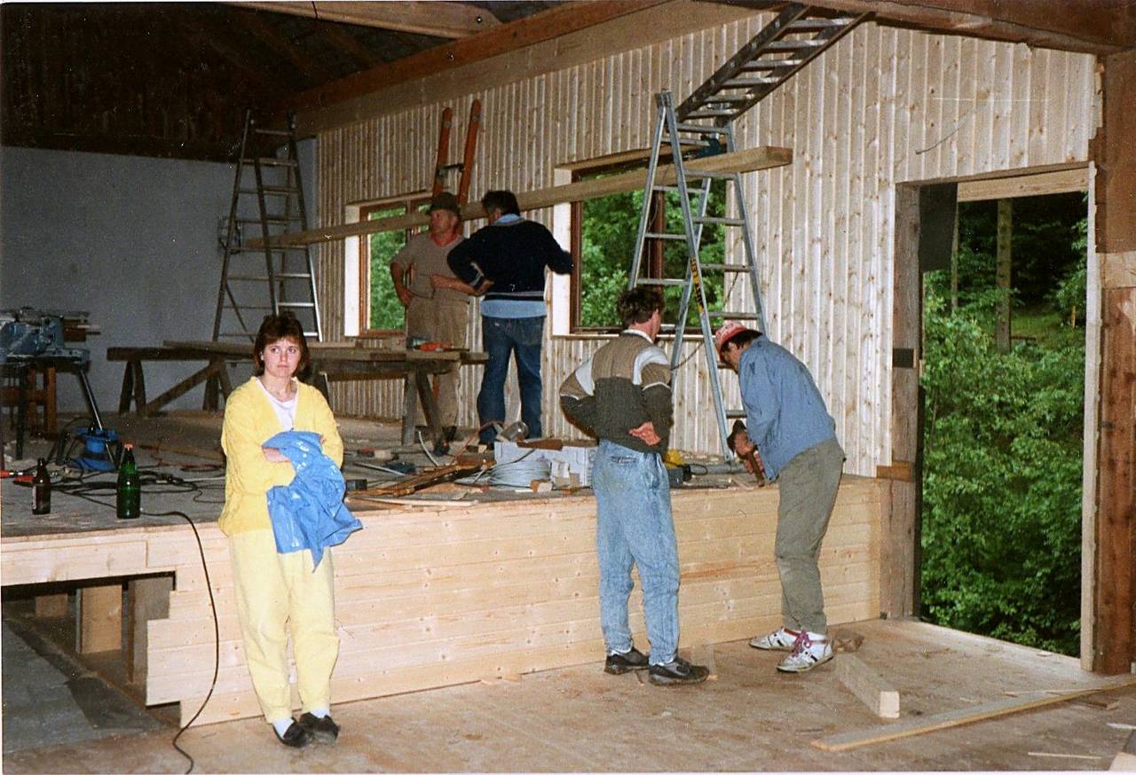 Bühne, Dorfgemeinschaftshaus, Frau, Holz, Mann, Tiffen