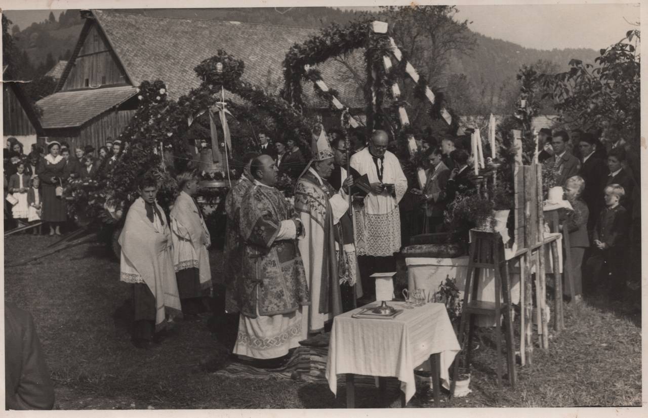 Frau, Glockenweihe, Kirchenglocke, Mann, Pfarrer, Pfarrer Alois Palle, Schmuck, Tiffen