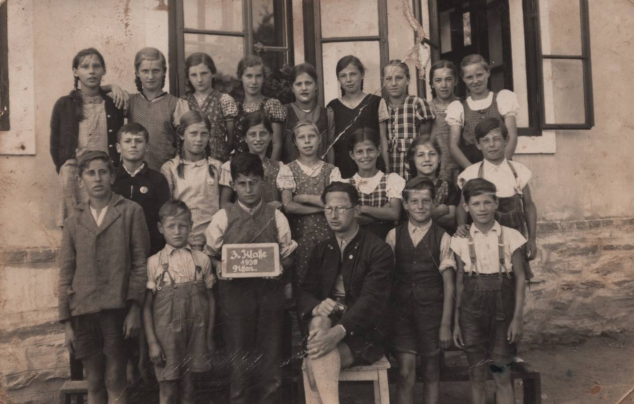 Bub, Kind, Klasse, Klassenfoto, Mädchen, Mann, Tafel, Tiffen