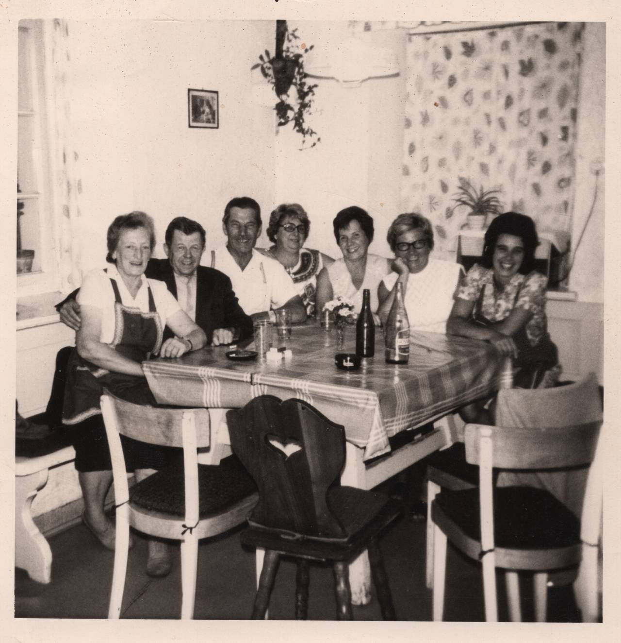 Frau, Getränk, Küche, Mann, Stuhl, Tiffen, Tisch