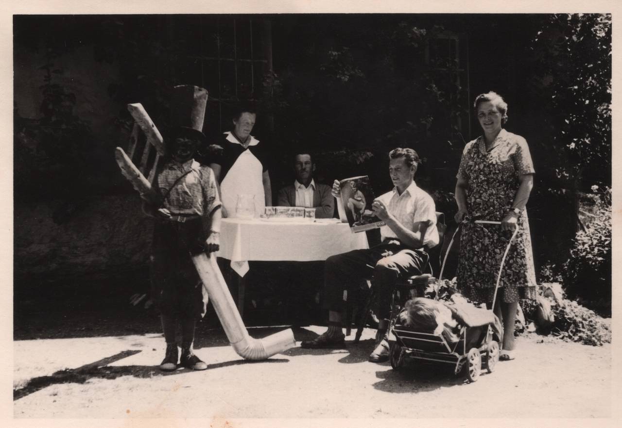 Frau, Kinderwagen, Mann, Rauchfangkehrer, Straße, Tiffen