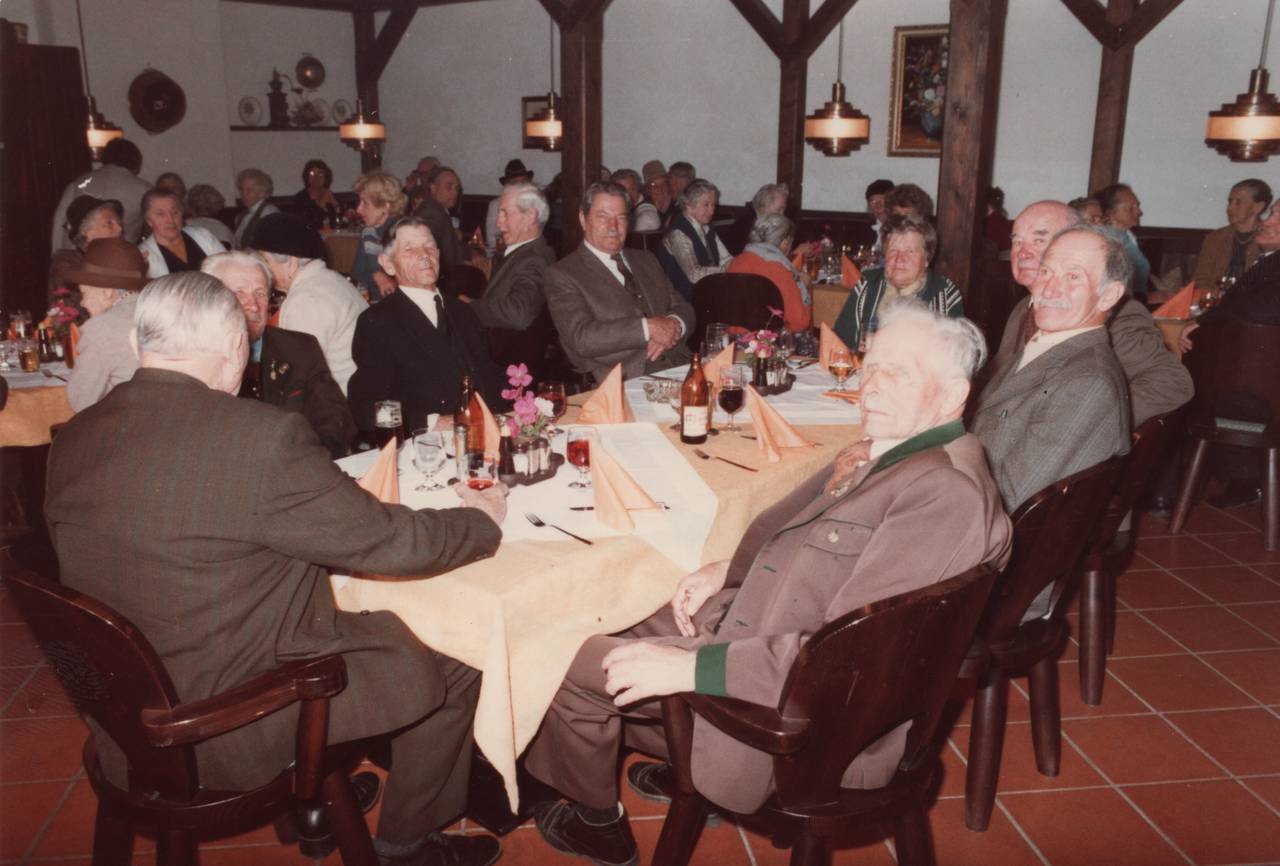 Anzug, Frau, Gasthaus, Mann, Tisch