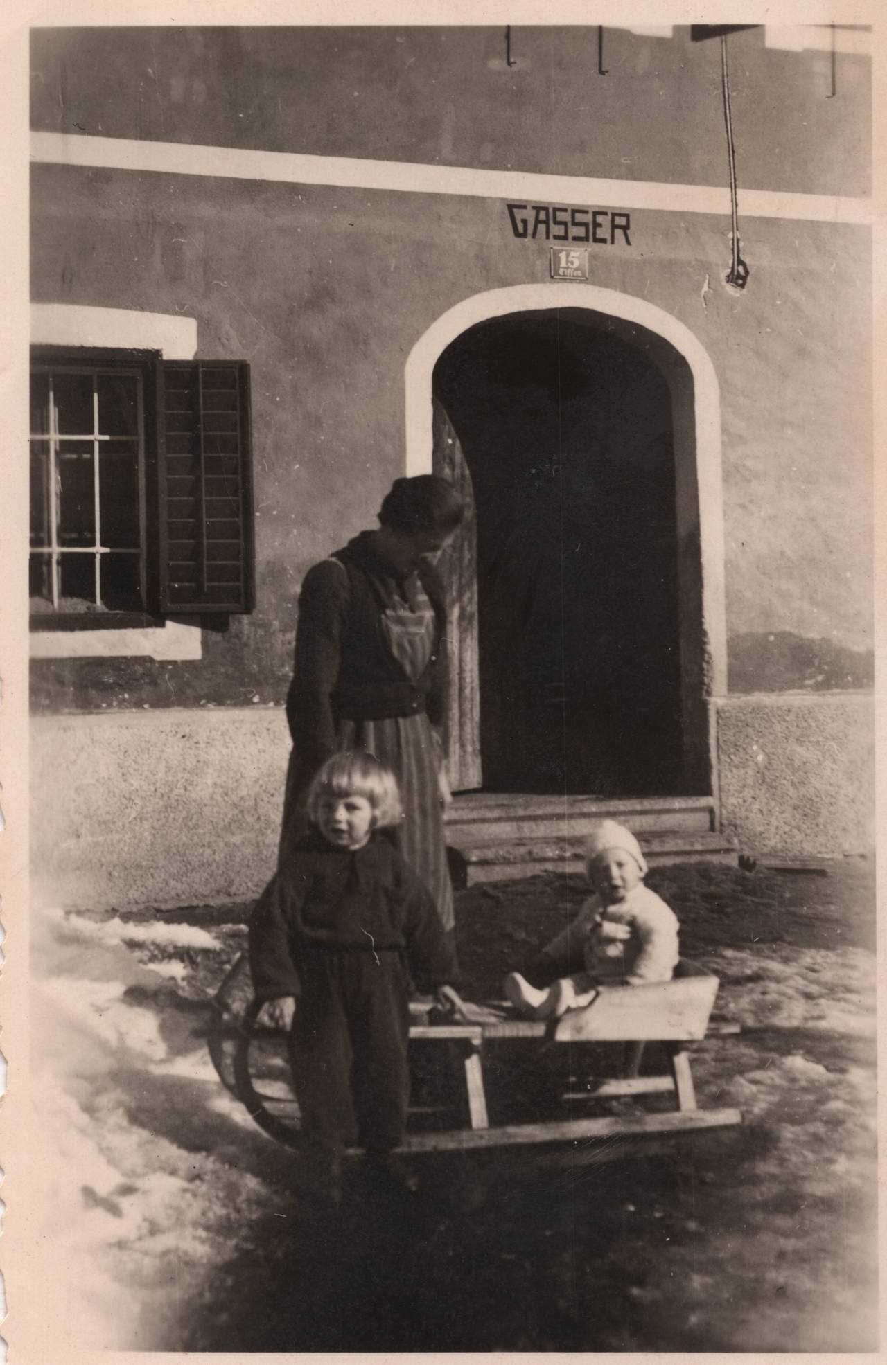 Frau, Gasser, Haus, Kind, Plörz, Schlitten, Tiffen, Tür