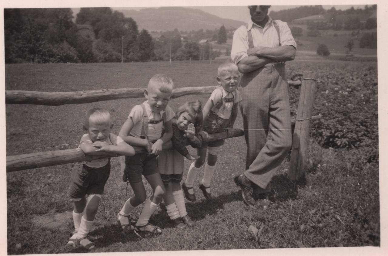 Bub, Kind, Mädchen, Mann, Tiffen, Wiese, Zaun