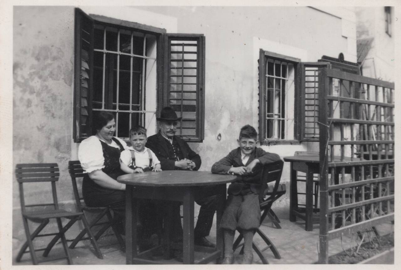 Frau, Gasthaus, Kind, Mann, Tiffen