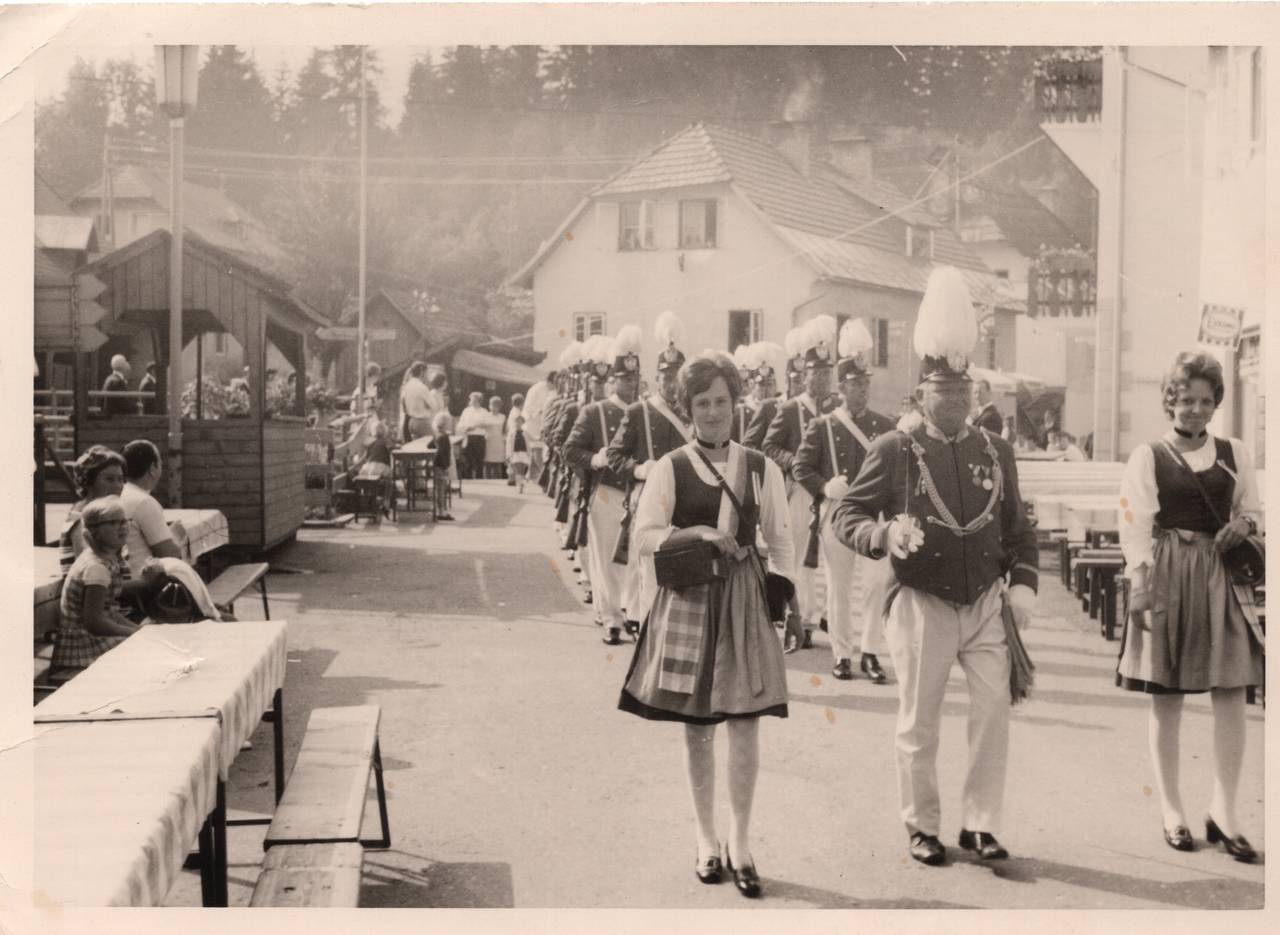 Dorf, Dorfgemeinschaft, Fest, Marketenderinnen, Monika Schmon, Schützengarde, Schützenkirchtag, Tiffen, Verein