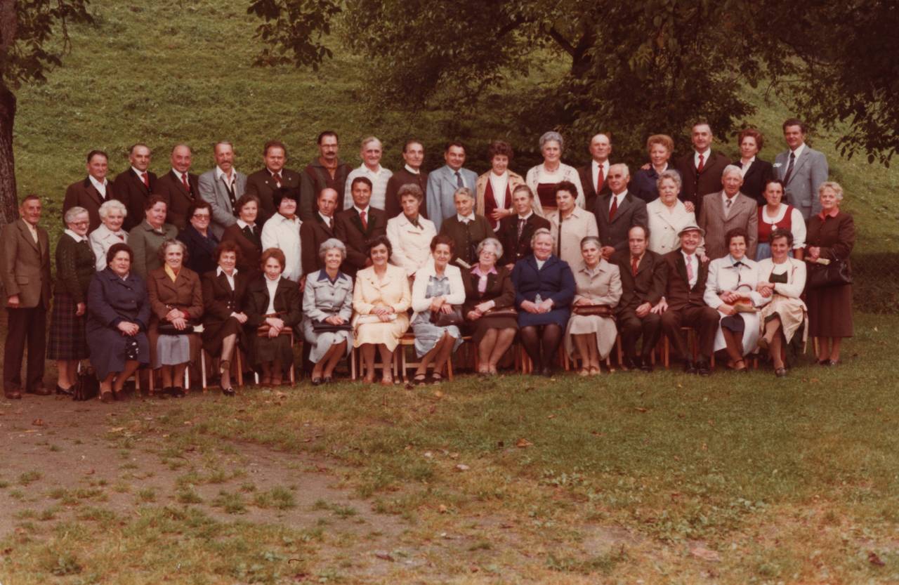 ehemalige Schüler, ehemalige Schülerinnen, Frauen, Klassentreffen, Lehrer, Männer, Schule, Schülertreffen, Tiffen
