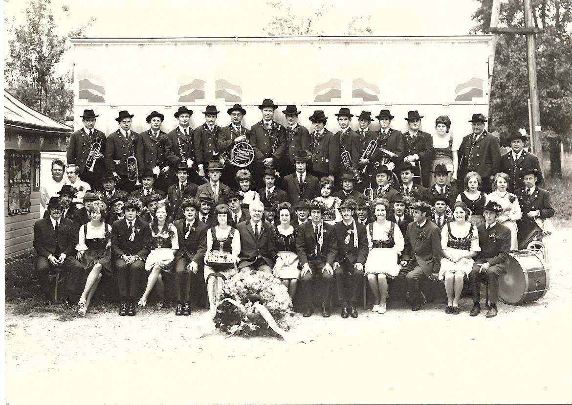 Bodensdorf, Gruppenfoto, Kirchtag, Leute, Tracht, Trachtenmusikkapelle