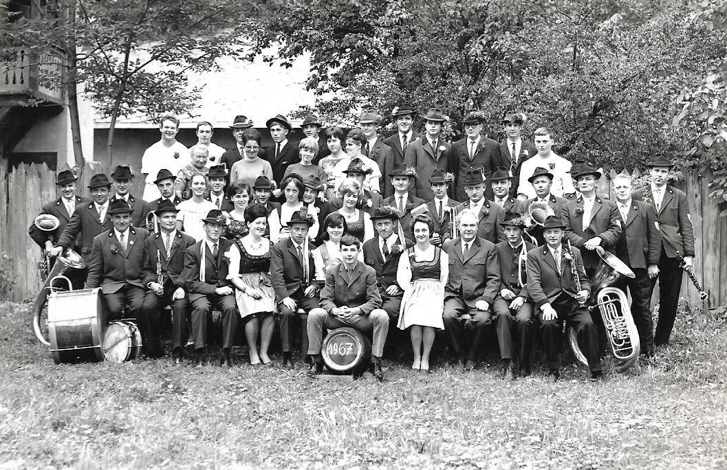 Bodensdorf, Gruppenfoto, Kirchtag, Leute, Tracht, Trachtenmusikkapelle