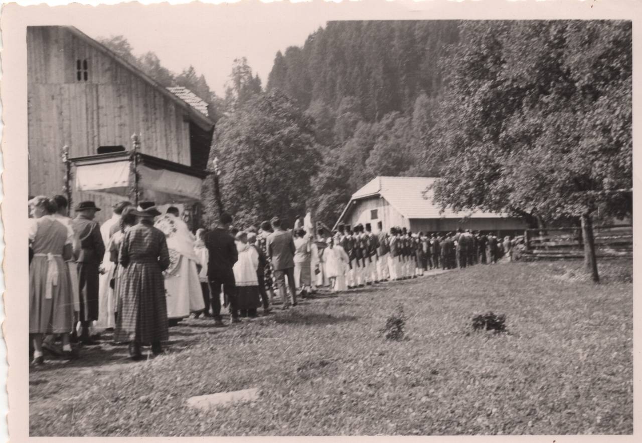 Dorfgemeinschaft, Gschlosser, Himmel, Pfarre, Pfarrer, Prozession, Schützengarde, Stall, Tiffen, Tracht, Wiese