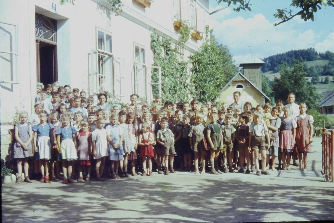Bub, Frau, Gruppe, Kind, Lehrer, Mädchen, Mann, Schüler, Tiffen, Volksschule, Volksschüler