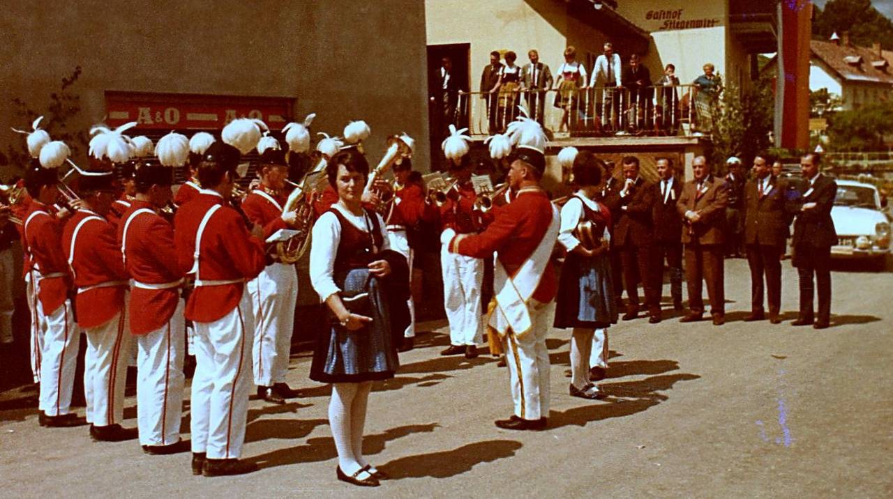 Frau, Geschäft, Haus, Kärntner Anzug, Landesschützentreffen, Marketenderin, Ort, Rachoy, Schützengarde, Schützenkapelle, Stiegenwirt, Tiffen, Tracht, Trachtenkapelle, Uniformierte Schützengarde
