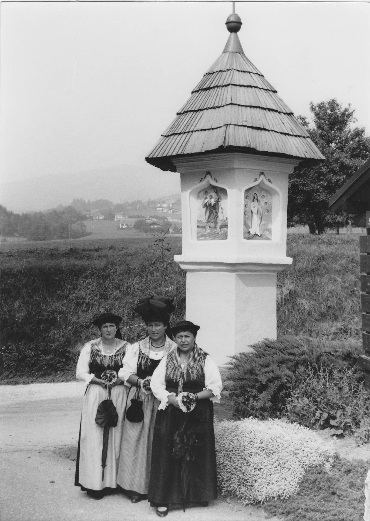 Bänderhut, Busch, Frau, Lobissertracht, Marterl, Reindl, Schindel, Tiffen, Tracht, Wegkreuz