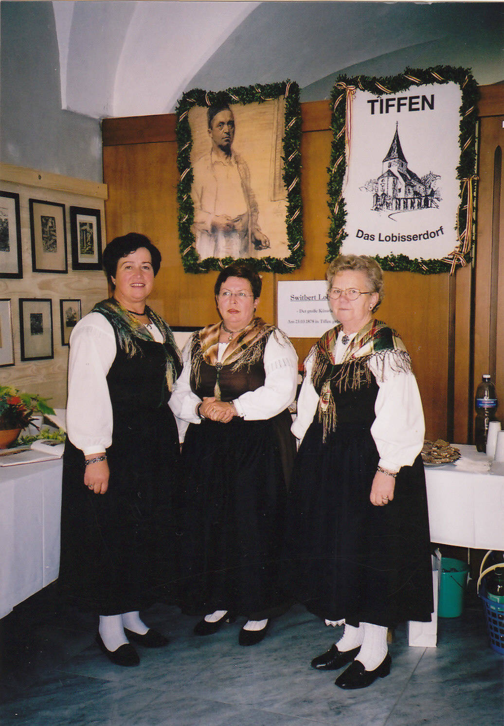 Ausstellung, Dorfgemeinschaft, Frau, Gemälde, Lobisser, Mann, Suitbert Lobisser, Tiffen, Tiffner Trachtenfrauen, Tracht, Trachtenfrauen
