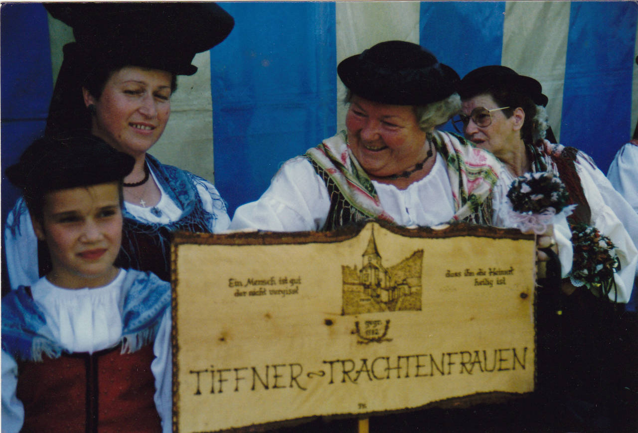 Bänderhut, Bodensdorf, Frau, Kind, Musikertreffen, Reindl, Tafel, Tiffen, Tiffner Trachtenfrauen, Tracht, Trachtenfrauen