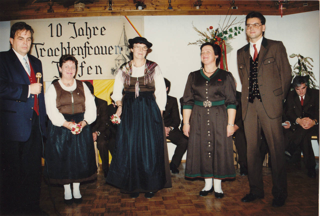 Frau, Gasthof Gfrerer-Lipp, Kärntner Anzug, Lobisser Dirndl, Mann, Mikrofon, Nadling, Reindl, Stutzen, Tiffen, Tiffner Trachtenfrauen, Tracht, Trachtenfrauen