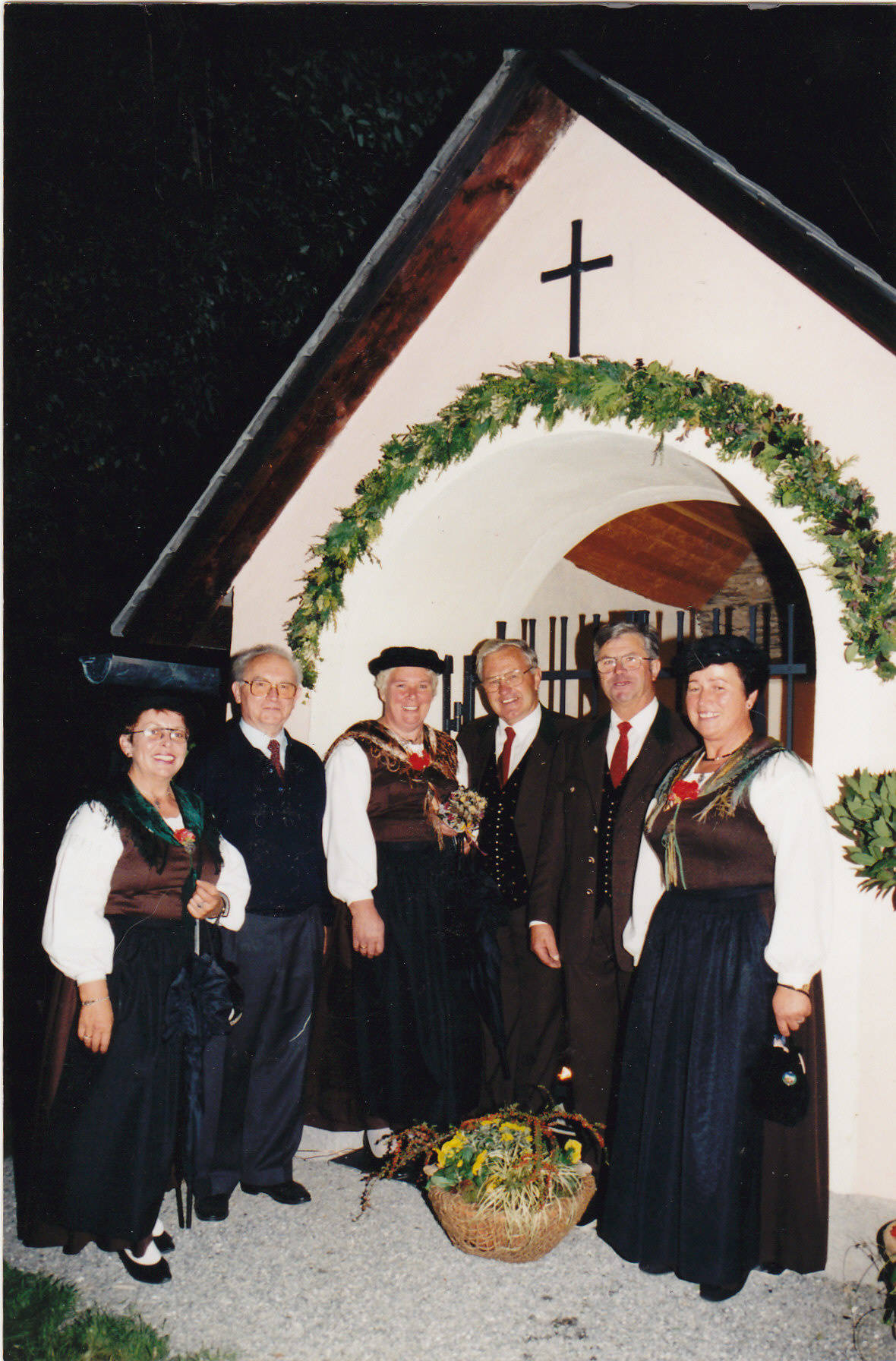 Blume, Frau, Kapelle, Kreuz, Lobisser Dirndl, Mann, Pfarre, Pfarrgemeinderat, Reindl, Tiffner Trachtenfrauen, Tracht, Trachtenfrauen