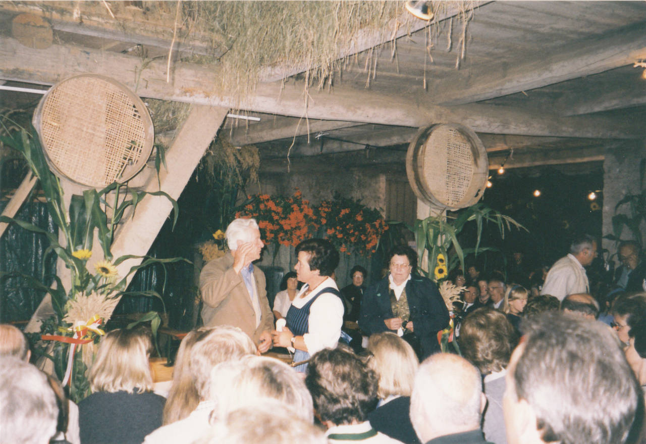 Blume, Dichterlesung, Fest, Frau, Heuboden, Langacker, Lesung, Mann, Stall, Tiffen, Tiffner Trachtenfrauen, Tracht, Trachtenfrauen