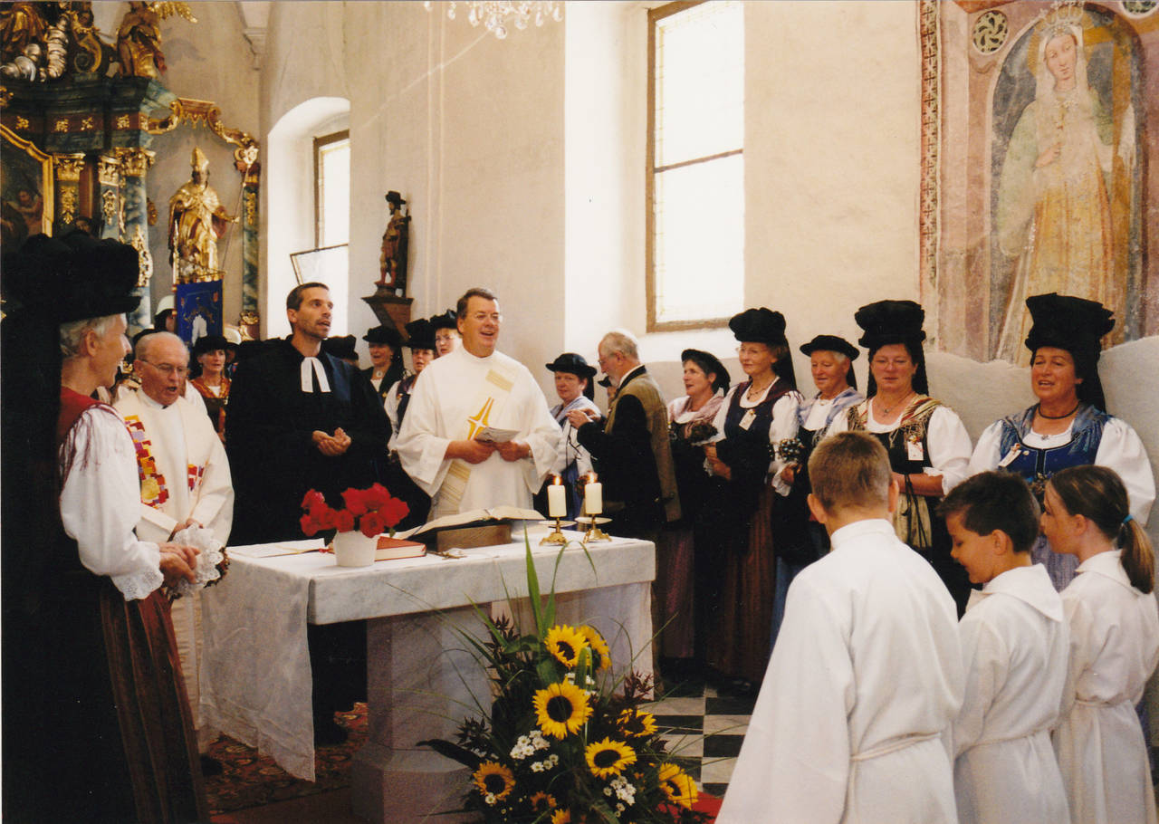 Altar, Bänderhut, Fest, Frau, Kirche, Ministrant, Pfarrer, Sonnenblume, Tiffen, Tiffner Trachtenfrauen, Tracht, Trachtenfrauen