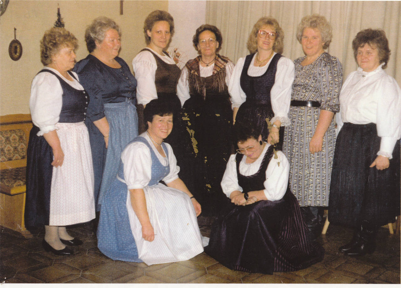 Frau, Glantaler Festagstracht, Gruppe, Kärntner Dirndl, Nähkurs, Schürze, Tiffen, Tiffner Trachtenfrauen, Tracht, Trachtenfrauen