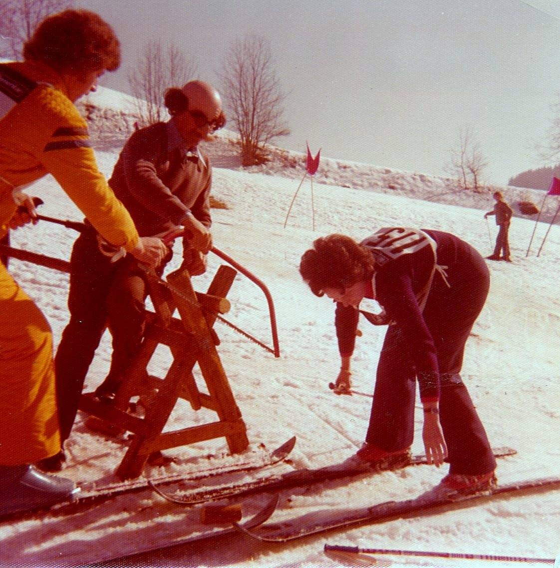 Er & Sie, Feuerwehr, Frau, Freiwillige Feuerwehr, Holz, Mann, Säge, Schi, Schnee, Spiel, Tiffen, Tschuggla