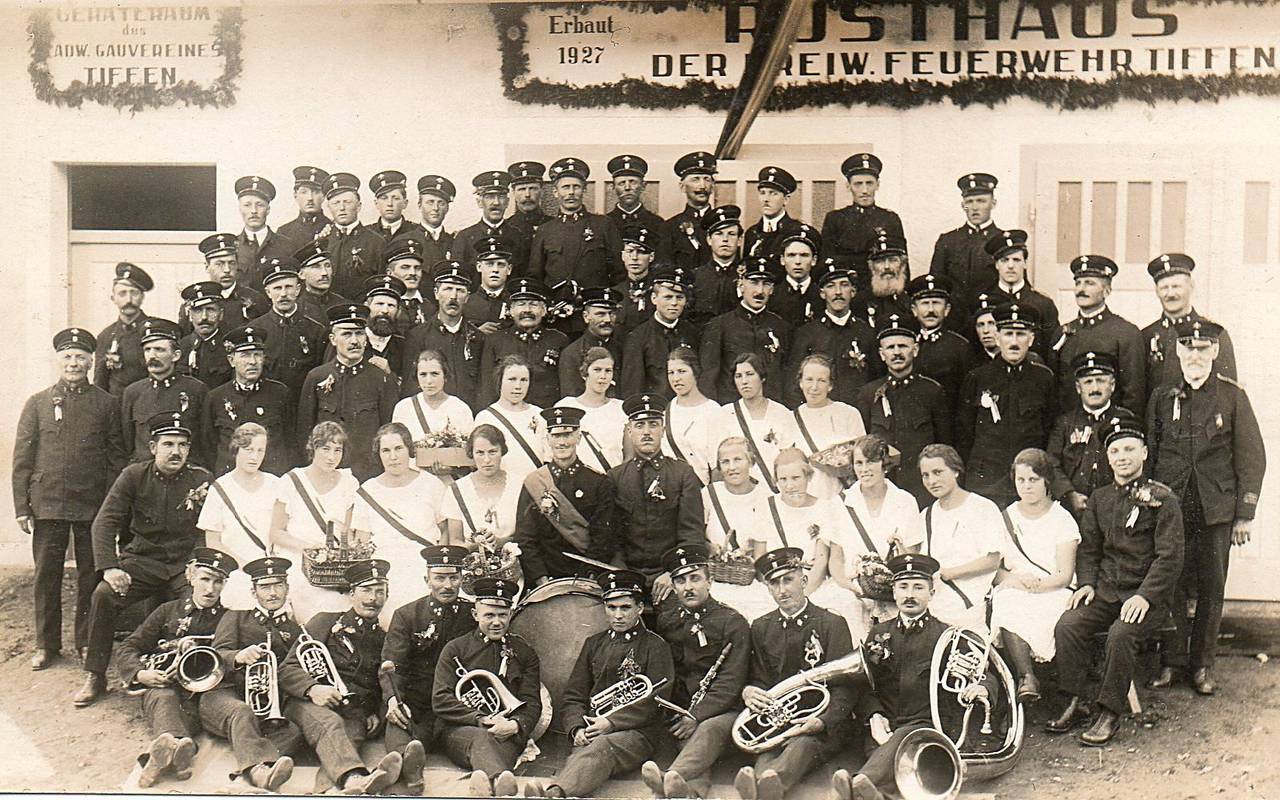 Feuerwehr, Feuerwehr Tiffen, Feuerwehrhaus, Feuerwehrkapelle, Feuerwehrmann, Frau, Freiwillige Feuerwehr, Gruppe, Instrument, Kapelle, Mann, Mannschaft, Patin, Rüsthaus, Tiffen, Trachtenkapelle, Uniform