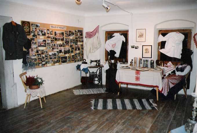 Ausstellung, Bänderhut, Dorfgemeinschaft, Foto, Schautafel, Tiffen, Tracht, Trachtenfrauen