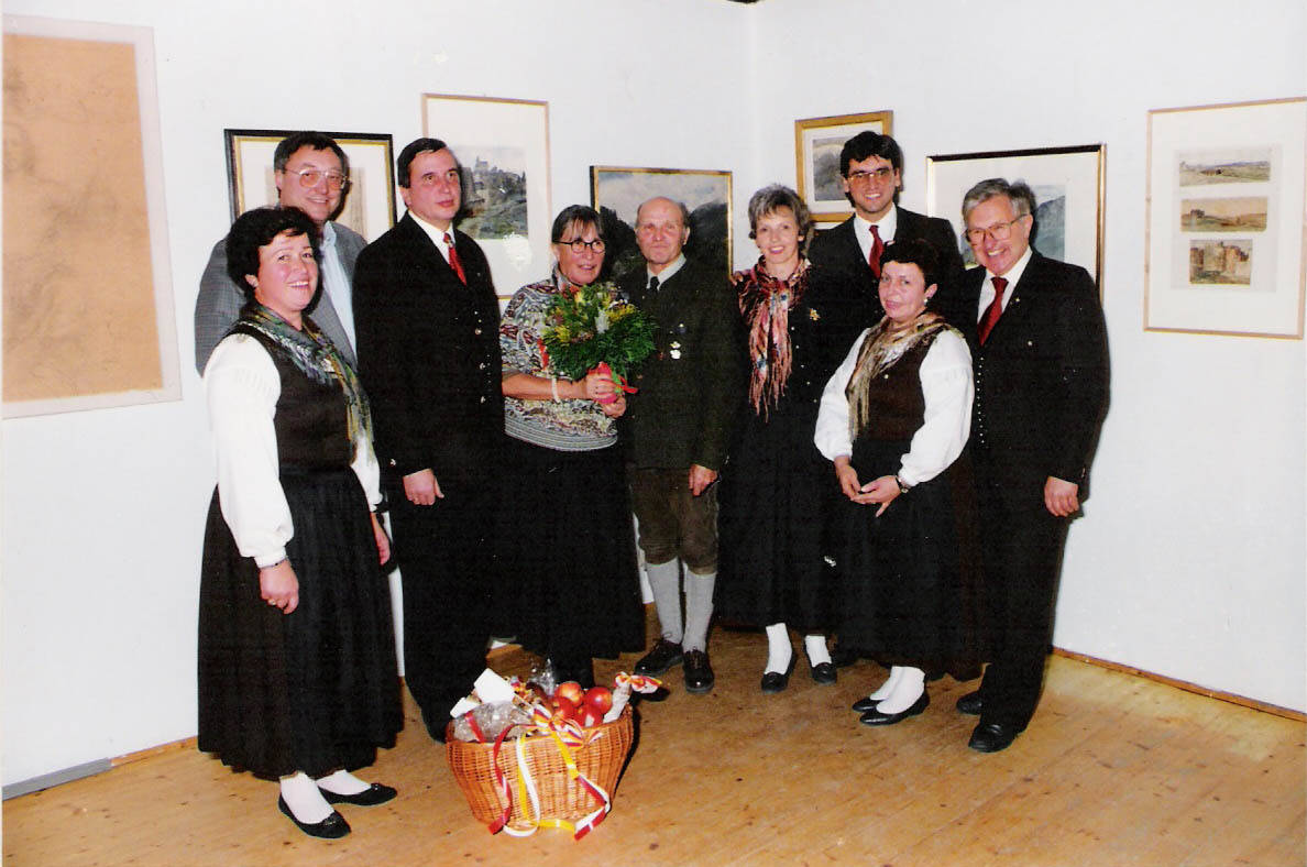 Ausstellung, Dorfgemeinschaft, Frau, Gemälde, Gruppenfoto, Lobisser, Mann, Tiffen, Tracht