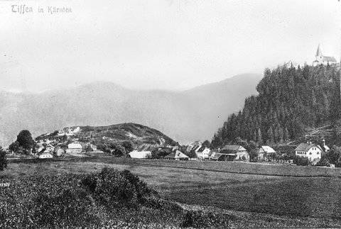 Baum, Berg, Busch, Dorf, Feld, Haus, Himmel, Kirche, Landschaft, Stall, Strauch, Tiffen