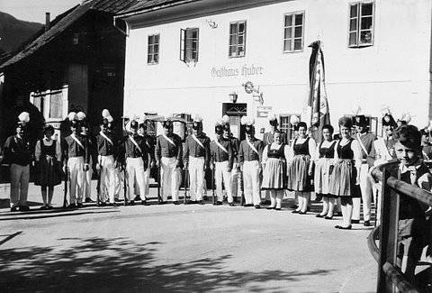 Fahne, Fahnenpatin, Frau, Mann, Schützengarde Tiffen, Tracht, Tschakko, Uniform, Uniformierte Schützengarde
