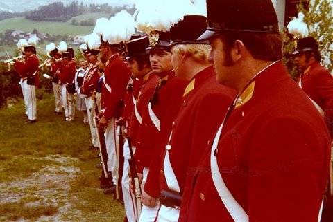 Mann, Schützengarde, Tiffen, Trachtenkapelle, Tschakko, Uniform, Uniformierte Schützengarde
