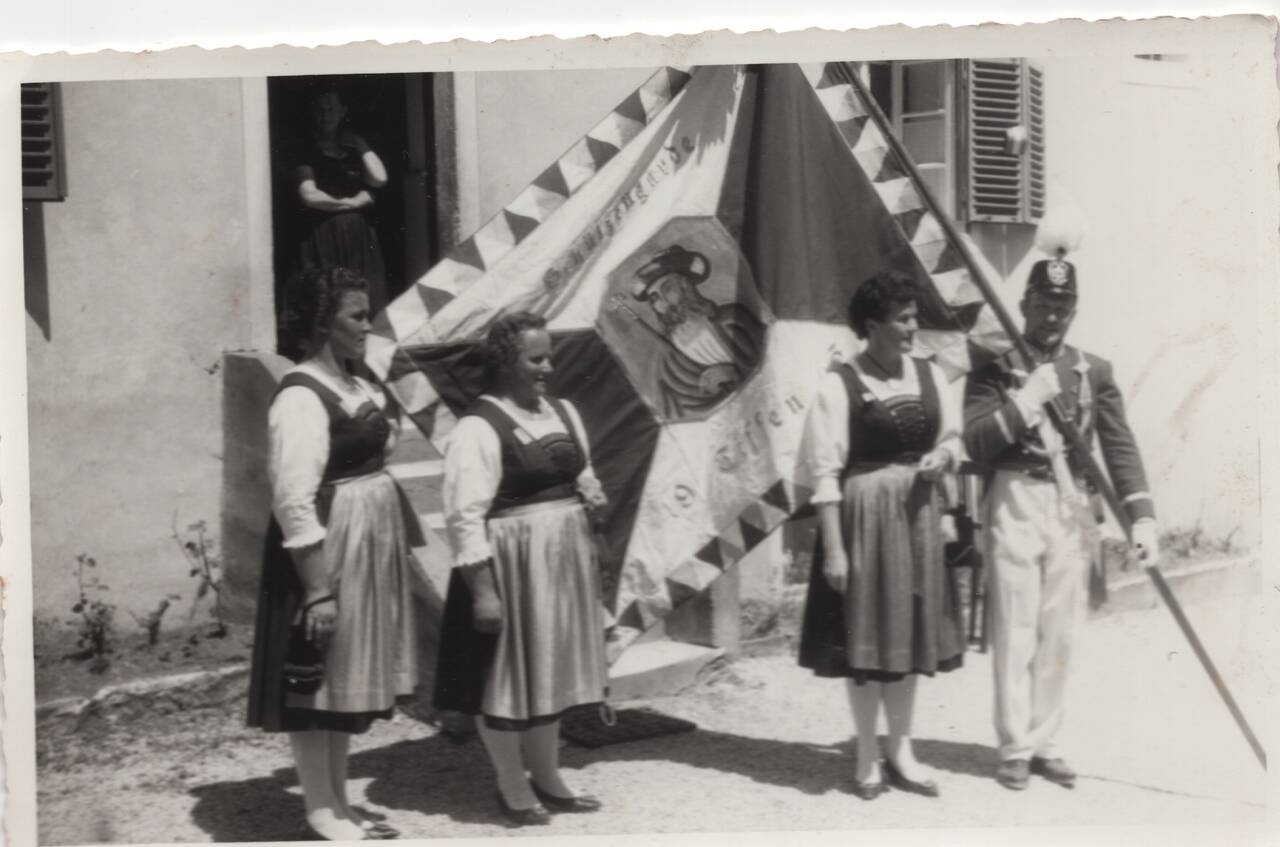 Fahne, Fahnenmutter, Fähnrich, Frau, Mann, Schützenfahne, Schützengarde, Schützengarde Tiffen, Tiffen, Uniform, Uniformierte Schützengarde