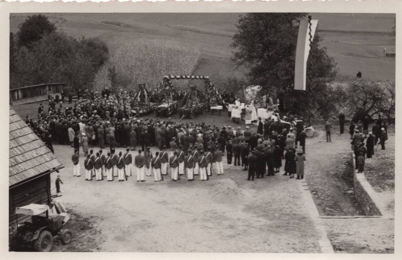 Fahne, Frau, Glocke, Mann, Schützengarde, Tiffen, Traktor, Uniform, Uniformierte Schützengarde Tiffen